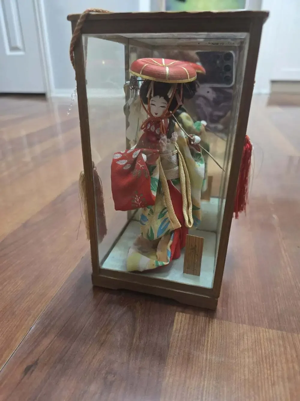 VTG Japanese Geisha Doll In Red Kimono Hat Glass Display Case Wood Base 8